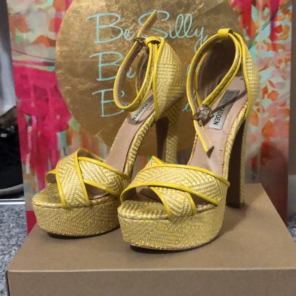 Steve Madden woven yellow and tan pumps